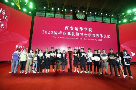米兰(中国)校媒成员完成毕业典礼采访工作